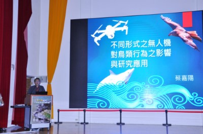 圖10、蔡嘉陽博士以空拍機模擬水鳥，紀錄西部沿海風機分布下鳥類飛行視野