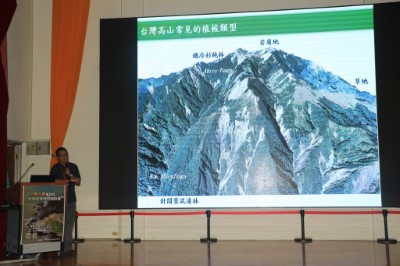 圖19、林奐宇助理研究員指出無人機可監測衛星、航照不易拍攝區域，提高影像獲取的機動性