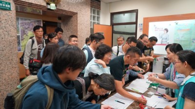 圖25、感謝堅持到最後一刻的與會者依序排隊簽退
