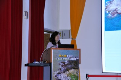 圖7、袁孝維教授團隊以空拍機進行燕鷗棲地監測，分析繁殖巢數及巢位選擇
