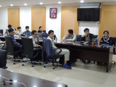 建國中學地理科專任教師鄭涵娟帶領師生來訪