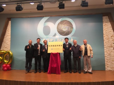 農委會陳主委吉仲（右三）、林務局林局長華慶（左二）、農航所管所長立豪（左三）及其他貴賓共同為航測儀器典藏室揭牌