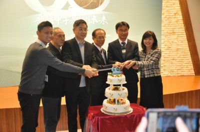 農委會陳主委吉仲（右二）、林務局林局長華慶（左三）、農航所管所長立豪（右三）等老中青三代農航人共同切開一甲子生日蛋糕