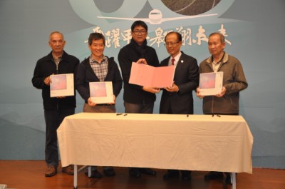 農航所管所長立豪（右二）、「不可見的台灣」作者黃同弘（中）及其他退休前輩簽書合影留念