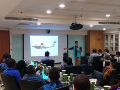 本所同仁向學員解說航測設備