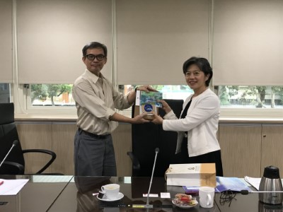 本所吳副所長淑華與泰國國家科技發展院NECTEC中心代表互相交換禮物