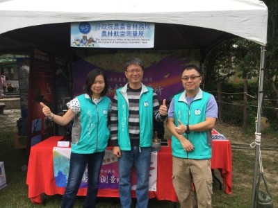同仁布置攤位完成，準備迎接人潮