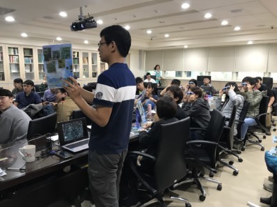 農航所同仁向參訪同學解說立體觀測原理