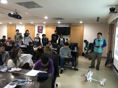 農航所同仁向參訪同學解說無人機