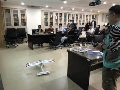 農航所同仁向參訪同學解說無人機