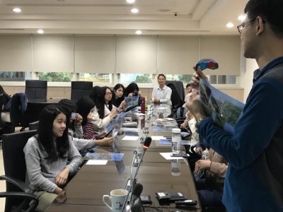 農航所同仁向參訪同學解說立體觀測原理