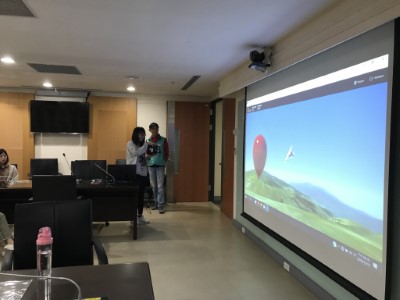參訪同學模擬體驗無人機操作