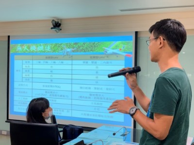 本所同仁向參訪同學解說旋翼無人機之應用