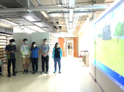 參訪同學模擬體驗無人機操作