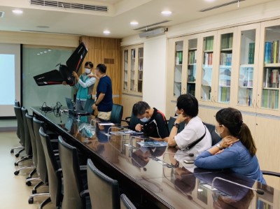 農航所同仁向參訪人員介紹定翼型無人機
