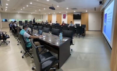 農航所同仁向參訪人員介紹航測圖資供應之種類及應用