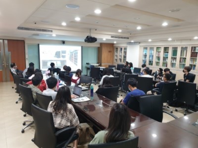 農航所同仁向參訪同學解說航攝圖資供應種類與售圖服務