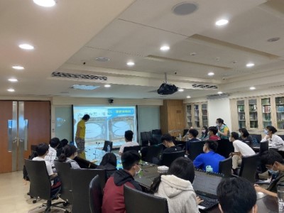 本所同仁向參訪學生解說影像製圖的過程。