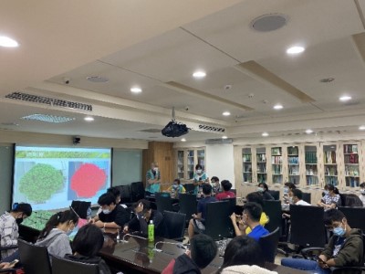 本所同仁向參訪學生解說航測技術應用發展與實際業務應用。