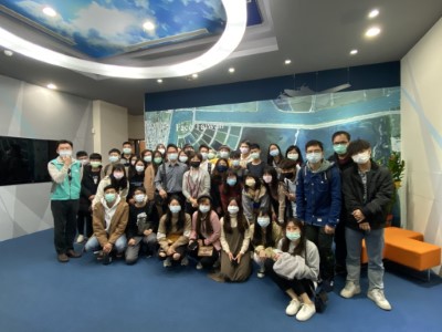 王驥魁老師與學生和農航所所長吳淑華及解說同仁合影