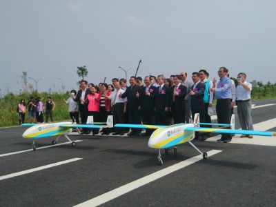 來賓與本所熊鷹定翼型無人機合影(攝影/農林航空測量所 王奕鈞)