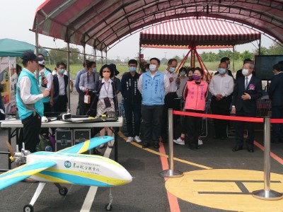 本所鄧國禎課長向來賓解說「熊鷹定翼型無人機搭載之多元感測器及其應用」(攝影/農林航空測量所 王奕鈞)